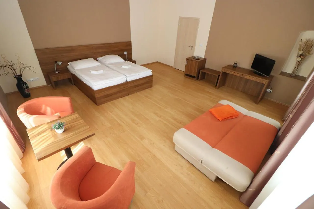 Blatensky Dvur Guest House Pardubice 3*,